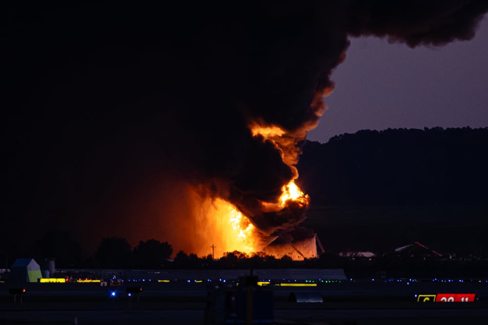 Ein Feuerball und Rauch in der Nähe des Flughafens, nachdem ein Flugzeugabsturz am Louisville International Airport gemeldet wurde.