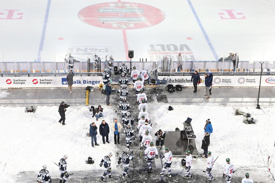 Das Warm-up der Teams läuft.