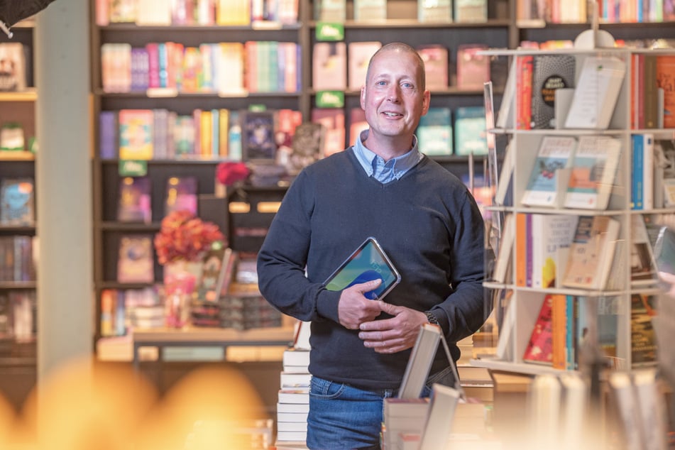 Buchhandlungsleiter Sven Weiske (47) durfte zur Eröffnung schon einige altbekannte Gesichter begrüßen.