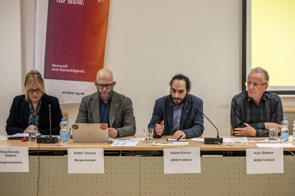 Dietmar Holz (65, r.) und Enrico Hilbert (49, 2.v.r.) vom BSW moderierten den Abend mit den Bürgermeistern Dagmar Ruscheinsky (66, l.) und Thomas Kütter (49).