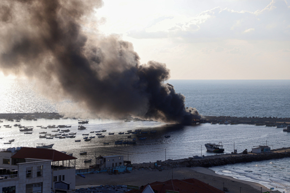 Rauch steigt von brennenden Fischerbooten auf, die durch einen israelischen Luftangriff im Hafen von Gaza-Stadt verursacht wurden.