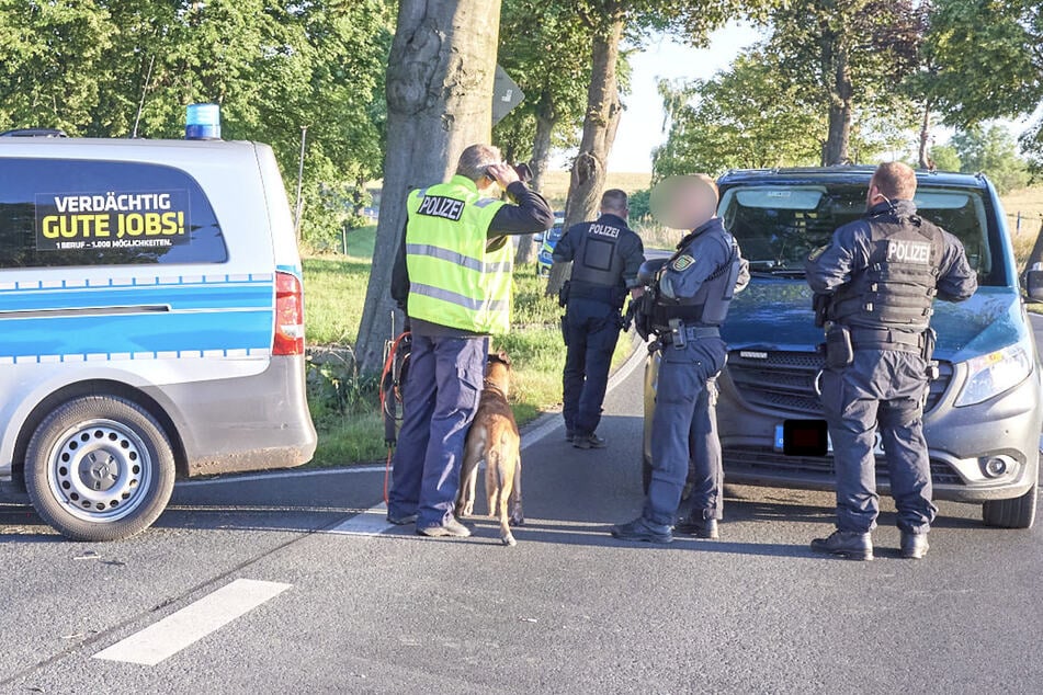 Schleuser-Auto verunglückt bei Pirna mit 5 Kindern: Fahrer flüchtig