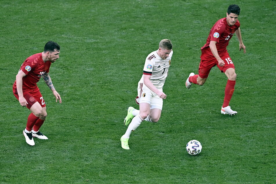All eyes on Kevin! Pierre-Emile Höjbjerg (l.) und Christian Nörgaard (r.) rennen Siegtorschütze De Bruyne hinterher.