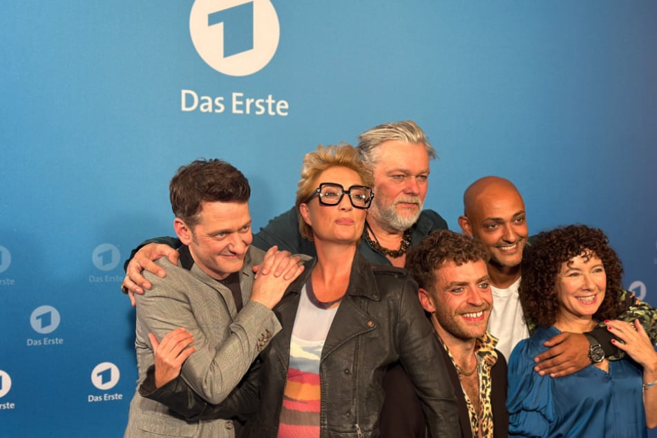 V.l.n.r.: Sven Fricke (44), Saskia Fischer (58), Torsten Münchow (58), Enrique Fiß (31), Patrick Abozen (39) und Maria Ketikidou (58) feierten am Mittwochabend die Premiere der 500. Folge "Großstadtrevier".