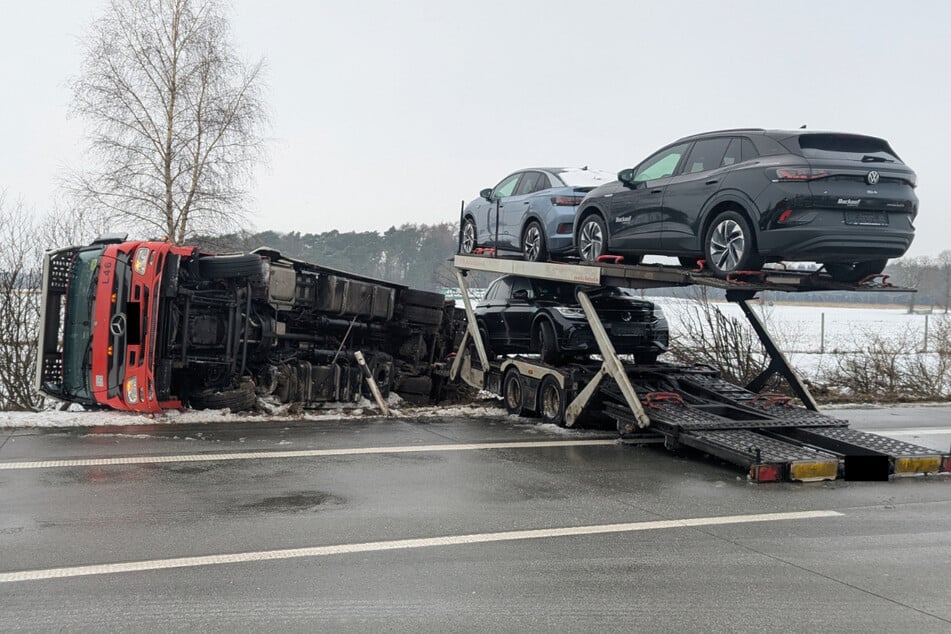 Ein Autotransporter ist am Freitagmorgen auf der A1 bei Stuckenborstel in einen Graben gekracht.