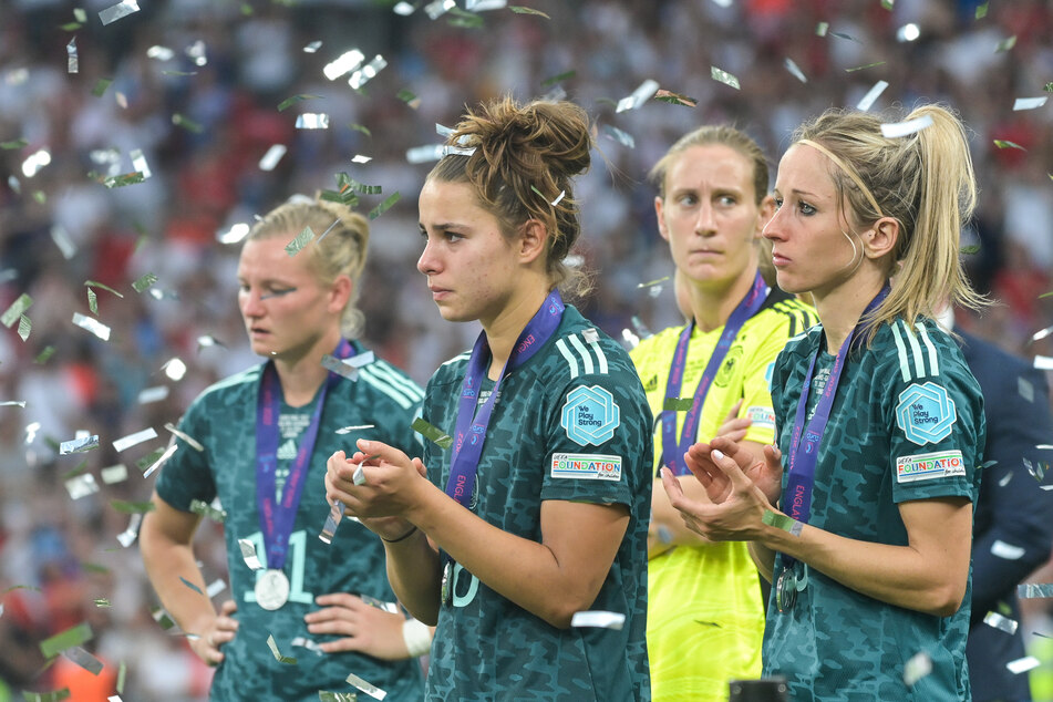 Bitter: Die DFB-Frauen im Konfetti-Regen für Sieger England.