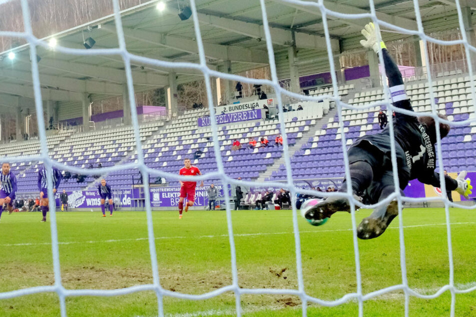 Martin Männel (32, r.) war mal wieder Aues Bester, streckt sich hier beim Elfmeter von Sebastian Stolze aber vergeblich.
