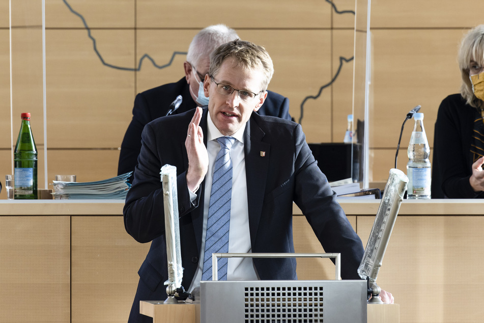 Daniel Günther (CDU), Ministerpräsident von Schleswig-Holstein, spricht im Landtag.