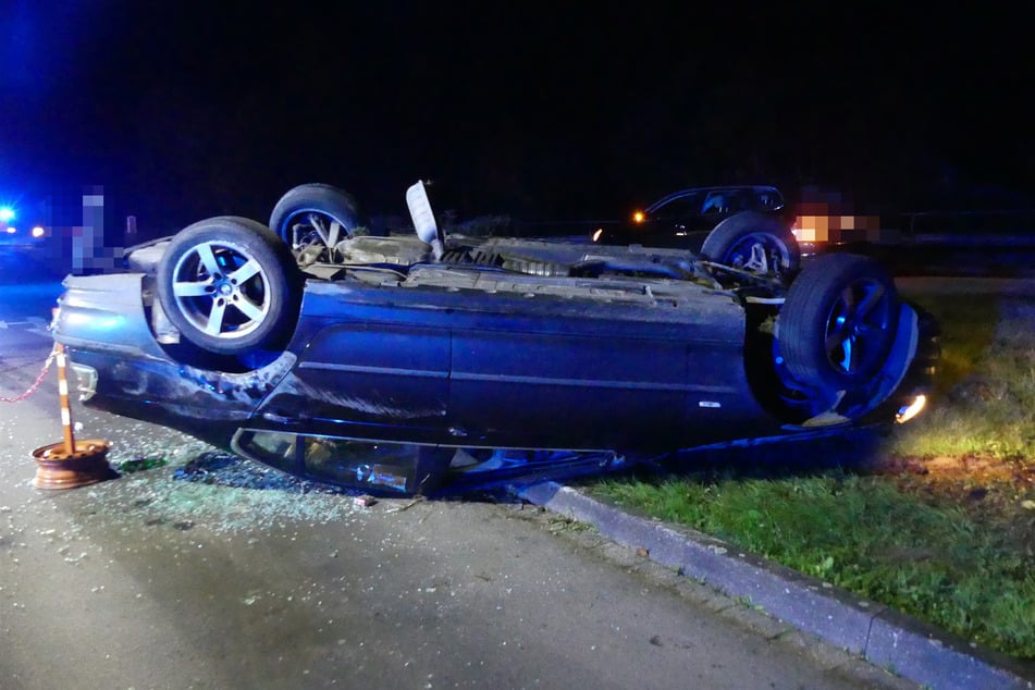 Eine Berührung mit dem Bordstein reichte aus, bevor sich dieser Wagen mehrfach überschlug und schließlich auf dem Dach liegen blieb.