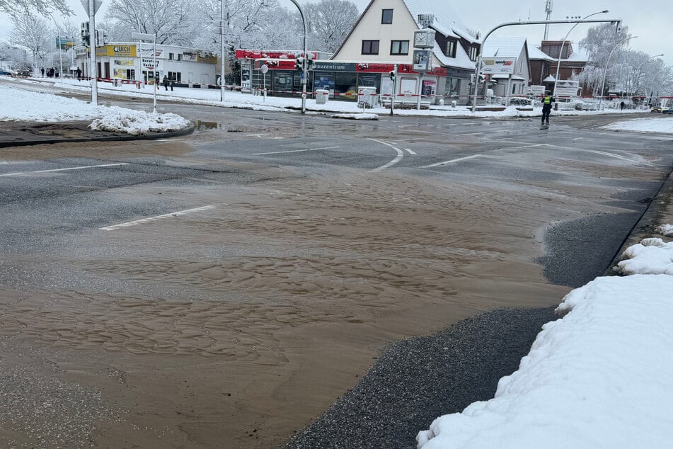 Hamburg: Nach Wasserrohrbruch an der Kollaustraße: Verkehr kommt wieder ins Rollen
