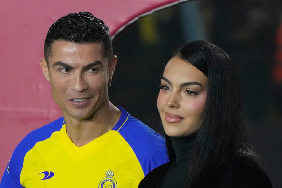 Cristiano Ronaldo (38) und Georgina Rodriguez (29) bei der Vorstellung des Fußballers in Saudi-Arabien. Bei seinem Jahresgehalt dort wirkt ihre Abfindung im Trennungsfall wie Peanuts.