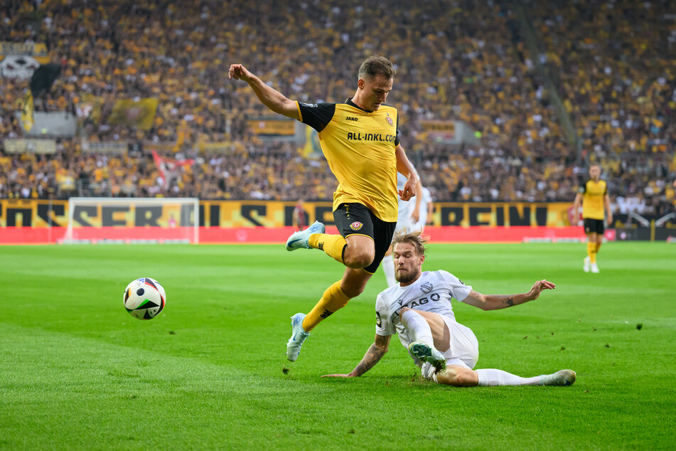 Jakob Lemmer (l.) und Niko Bretschneider im Zweikampf. Dynamo und Cottbus liefern sich ein irres Derby.