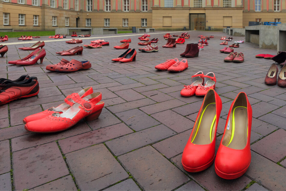 Rote Frauenschuhe sind am „Internationalen Tag gegen Gewalt an Frauen“ im Innenhof des Brandenburger Landtages aufgestellt.