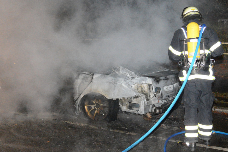 Feuerwehrleute konnten den Brand löschen, bevor er auf andere Autos übergriff.