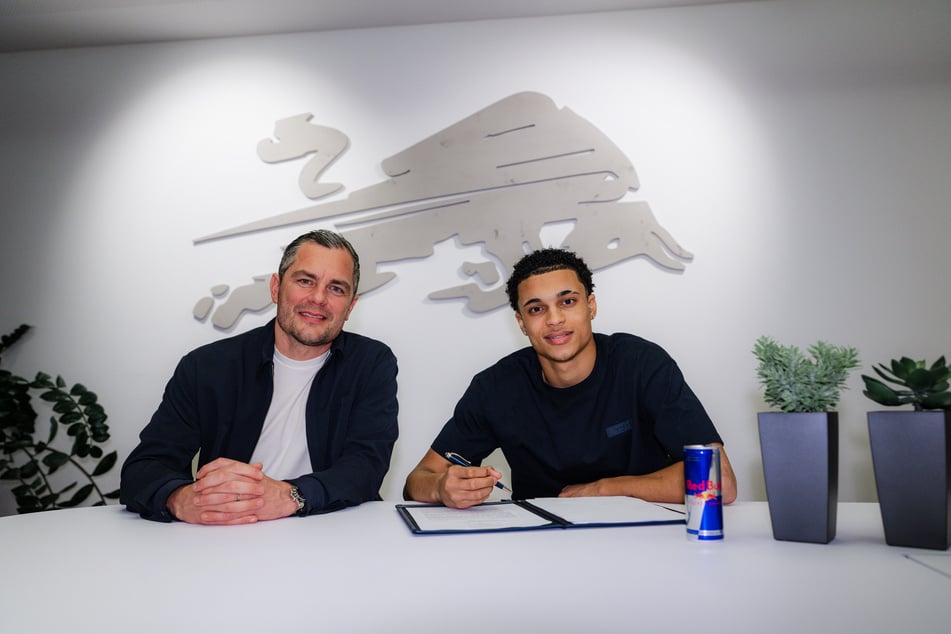 Ayodele Thomas (18) wurde ebenfalls am Montag von RB Leipzig verpflichtet. Der Offensivmann unterschreibt bis 2031 und bekommt die Nummer 21.