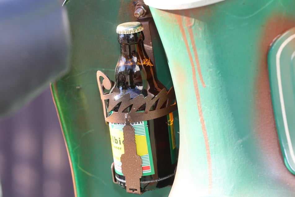 Nicht originalgetreu, aber überlebenswichtig: eine Halterung für eine Flasche Vollbier.