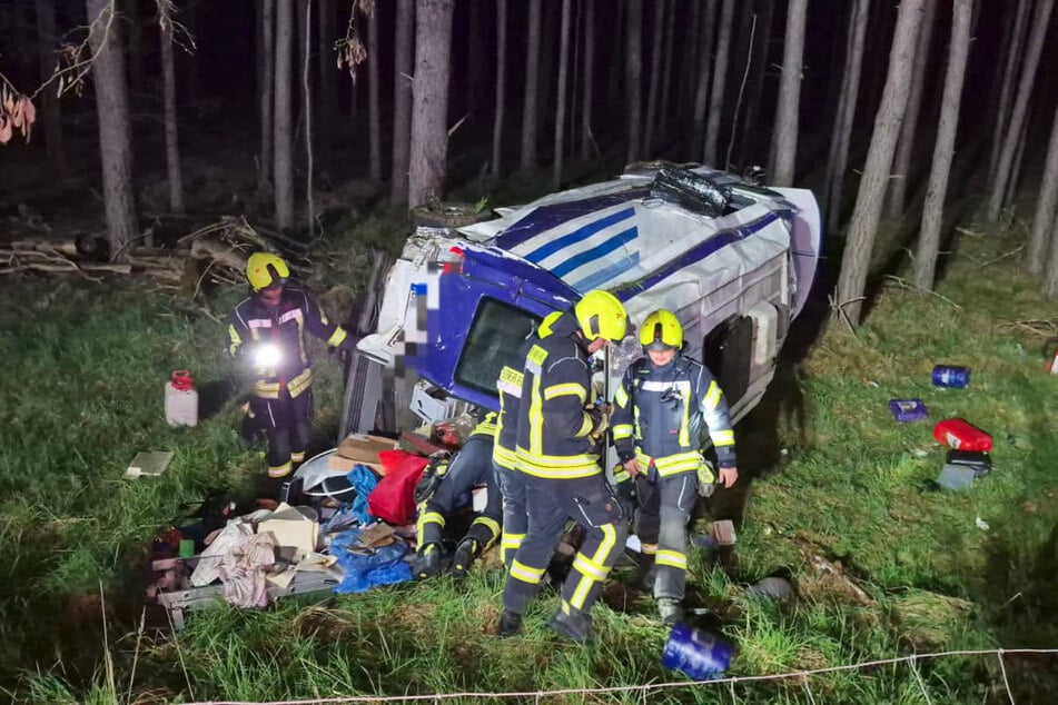 Einer der Mercedes-Transporter ist durch den heftigen Aufprall erst am Rand eines nahegelegenen Waldes zum Stillstand gekommen.