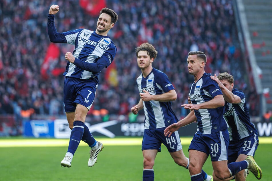 Abheben zum Jubeln: Josip Brekalo (27, l.) feuert seinen Doppelpack gegen Nürnberg mit seinen Mitspielern.