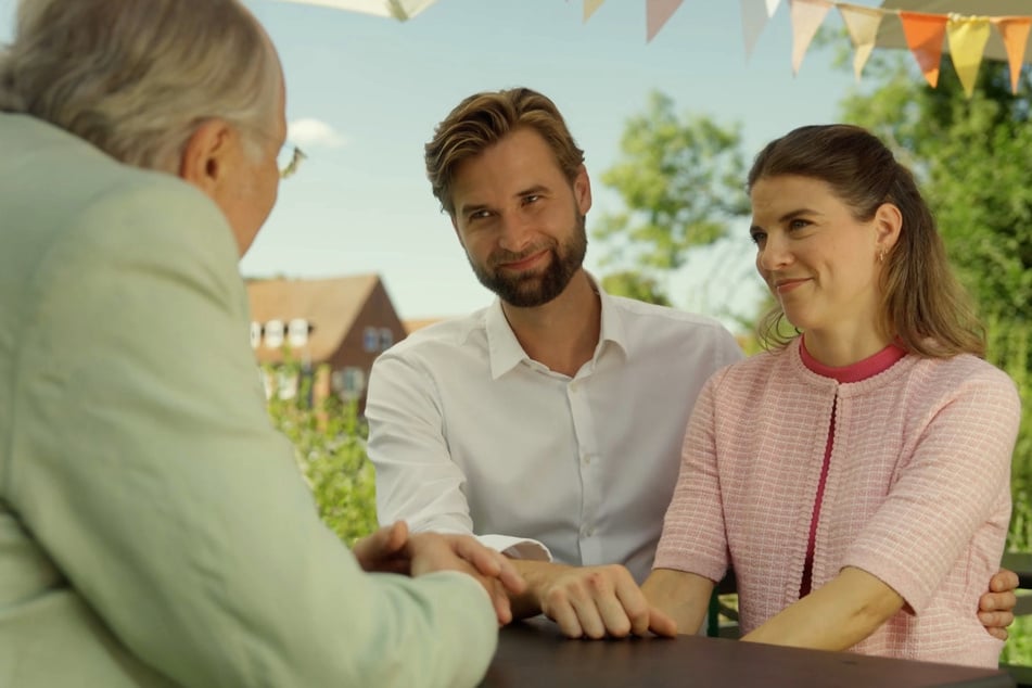 Simon spielt Valeries Verlobten vor Hans-Harald (Hartmut Volle, 72), der begeistert ist, dass seine Tochter einen Dahlmann heiratet.