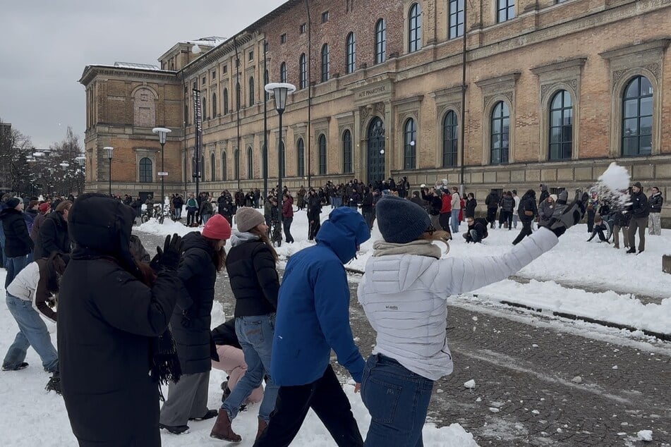München: Hunderte Teilnehmer: Instagram-Aufruf endet in riesiger Schneeball-Gaudi