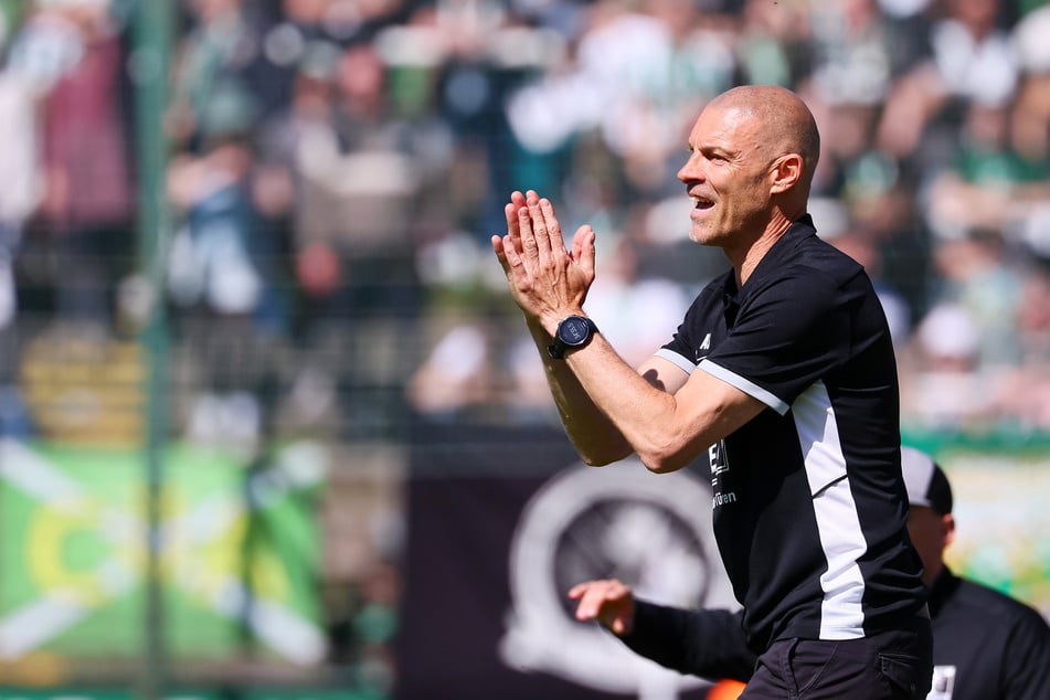 Chemie Leipzigs Trainer Alexander Schmidt (57) möchte in der nächsten Spielzeit mit seiner Mannschaft nicht wieder unten drin stehen.