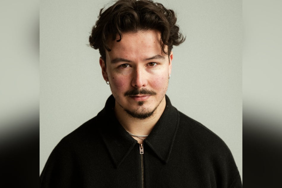 Avaion ist 28 Jahre alt und seine Musik erreicht Millionen.