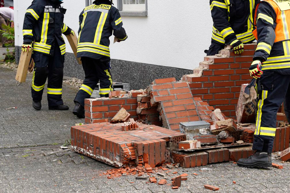 Die Steinmauer wurde bei dem Crash in Eschborn zertrümmert, wie dieses Foto zeigt.