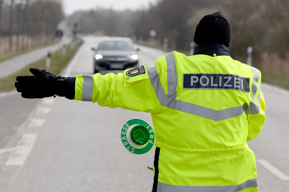Der 65-Jährige ignorierte laut Angaben der Polizei mehrere Halte-Aufforderungen (Symbolbild).