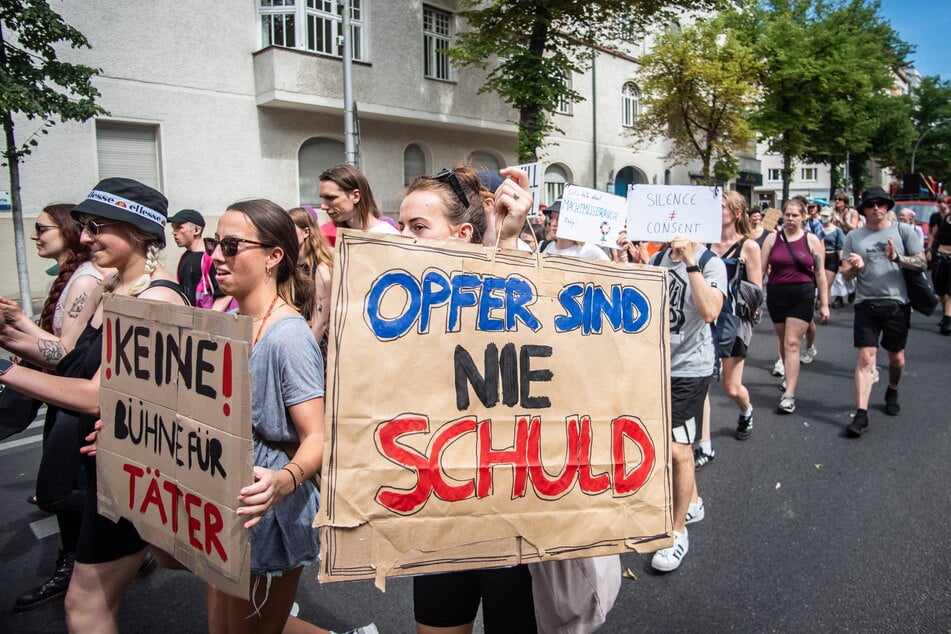 Vor dem Konzert von Rammstein am 15. Juli 2023 in Berlin wurde protestiert.