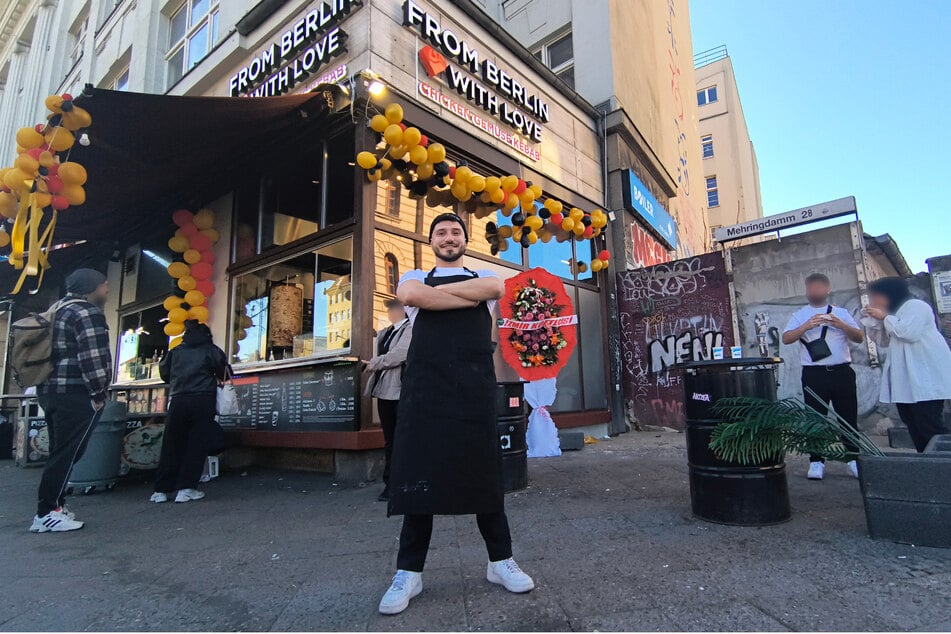 Yunus Emre vor seinem Laden am Mehringdamm in Berlin-Kreuzberg.