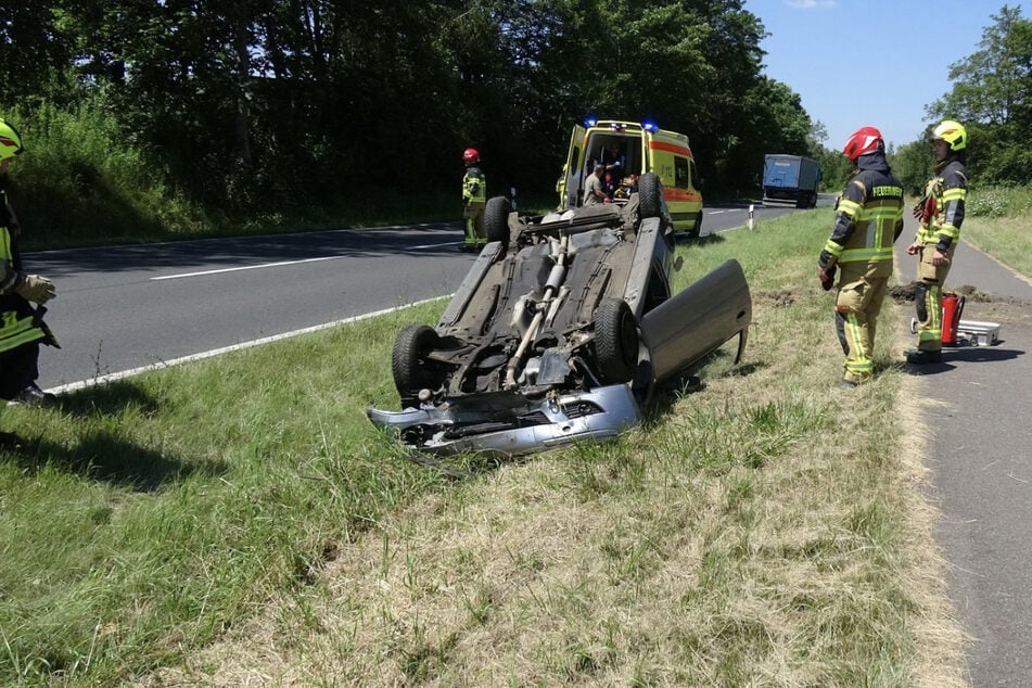 Der Opel überschlug sich und blieb auf dem Dach liegen.