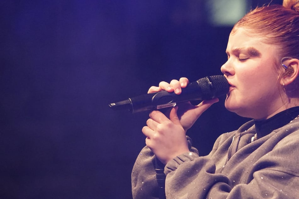 Hamburg: Tausende bei Gratis-Konzert mitten in der Innenstadt: Sängerin Loi trotzt der Kälte