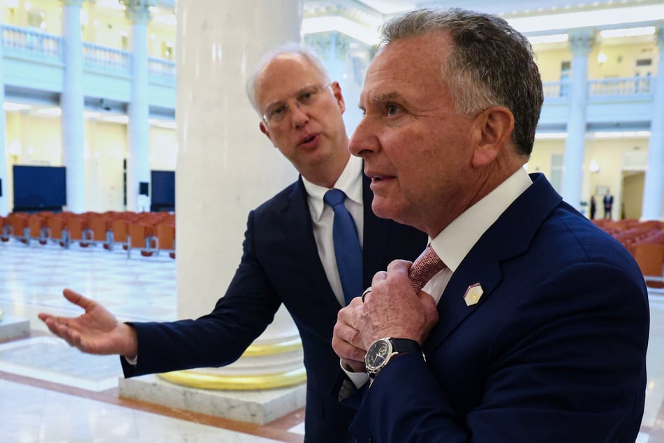 April 2025: Kreml-Unterhändler Kirill Dmitrijew (50, l.) und US-Sondergesandter Steve Witkoff (68) in St. Petersburg.