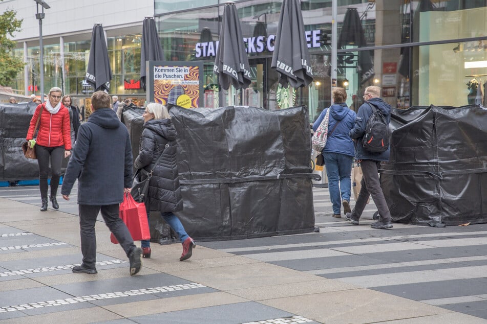 Auch mit solchen Terrorsperren wurden in Dresden bereits Veranstaltungen geschützt, wie etwa 2021 der Weihnachtsmarkt auf der Prager Straße.