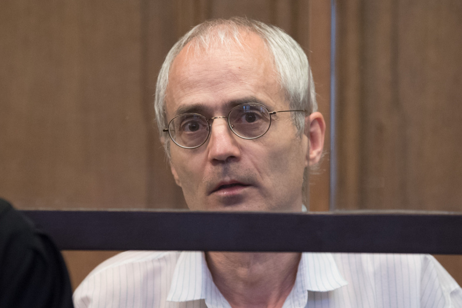 Der Angeklagte Gregor S. sitzt bei der Fortsetzung des Prozesses um die tödliche Messerattacke gegen den Berliner Chefarzt Fritz von Weizsäcker.