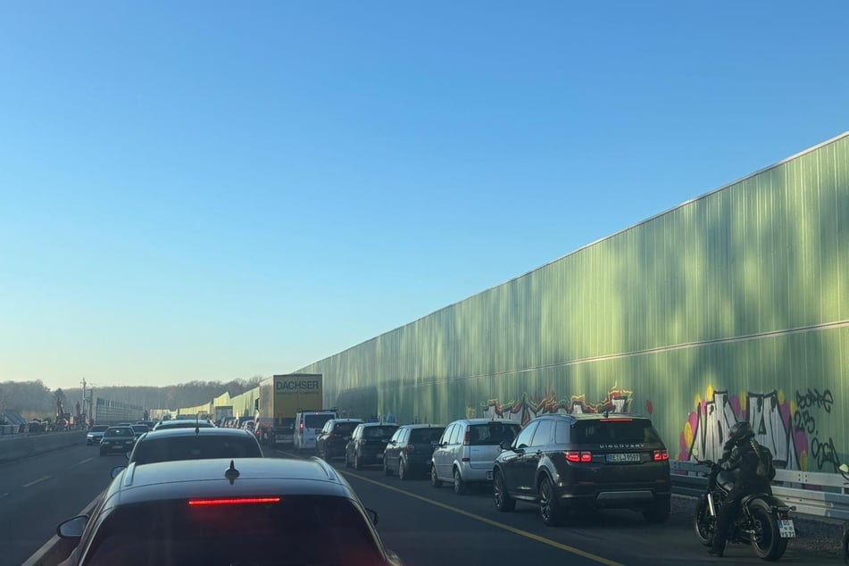 Sperrung! Nach einem Unfall hat sich ein kilometerlanger Stau gebildet. Nichts geht mehr.