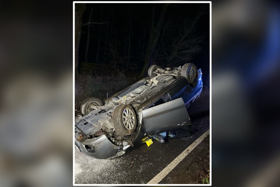 Der Mazda kam nach dem Crash auf dem Dach zum Stillstand - eine 20-Jährige wurde leicht verletzt.