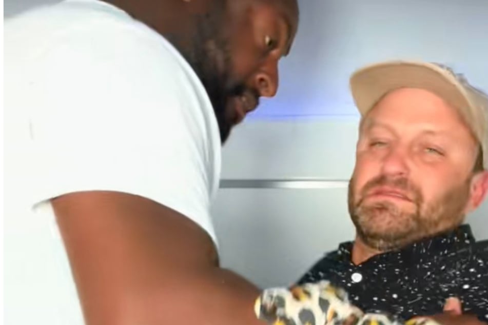 Erst als er von einem anderen Passagier gepackt wurde, gab Carter endlich Ruhe.