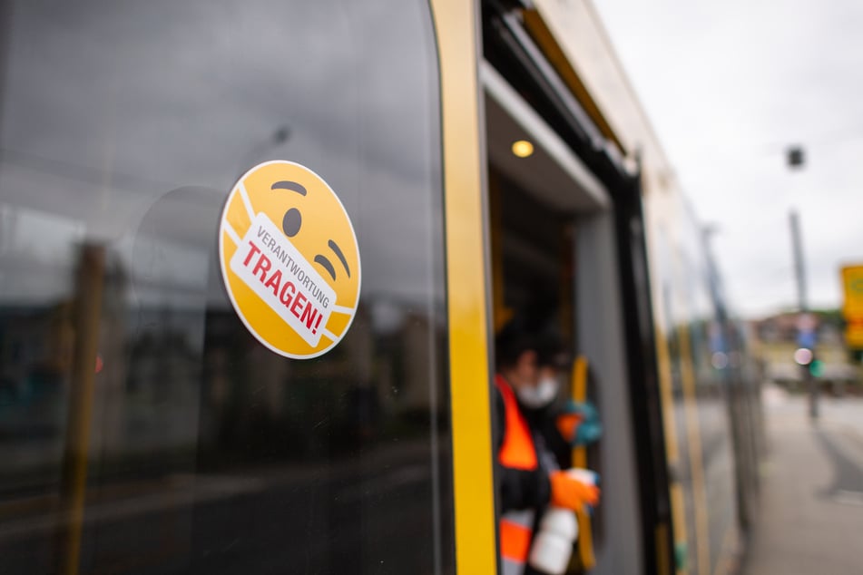 Im Kampf gegen die Corona-Pandemie gilt eine Maskenpflicht in Bus und Bahn. Jeden Tag haben sie Kontakt zu Hunderten Fahrgästen - doch das Infektionsrisiko für Beschäftigte im öffentlichen Nahverkehr erscheint gering, hat der Branchenverband VDV in einer Umfrage ermittelt.