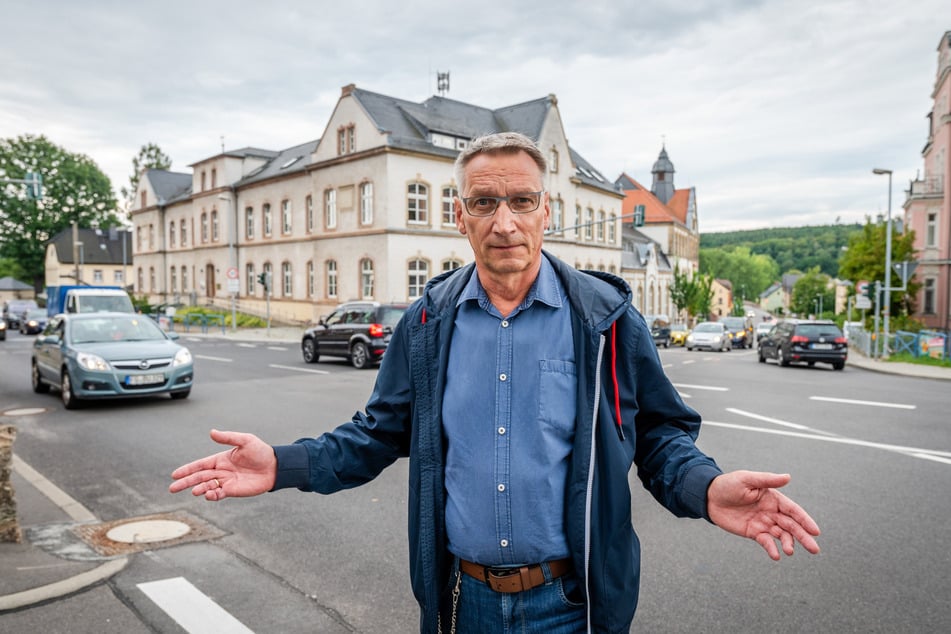 Oberbürgermeister Volker Holuscha (63, parteilos) hofft auf eine Verkehrsentlastung in Flöha.