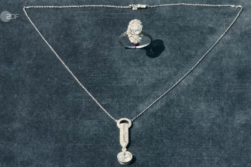 Bei dem Set handelt es sich um einen Ring und ein Collier aus der Zeit des Art déco.