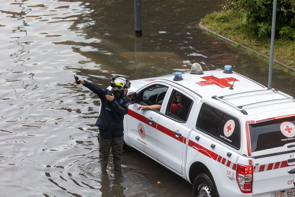 In Italien kam ein Feuerwehrmann bei einem Unwetter ums Leben.