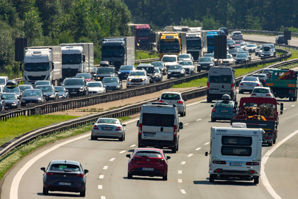 Autos und Lkw stehen auf der A8 bei Bad Aibling dicht an dicht Richtung Norden (linke Seite) im Stau.