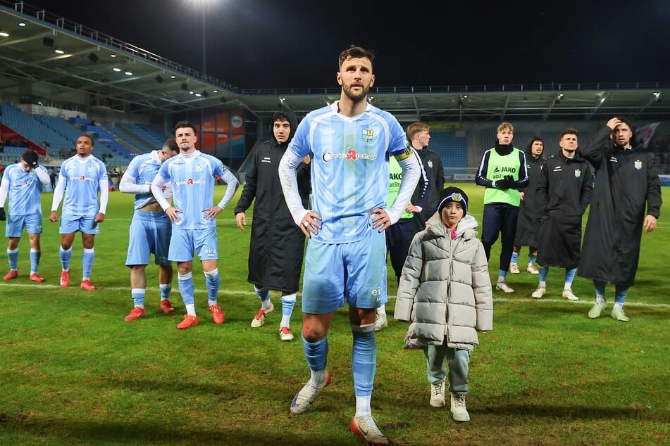 Zuletzt standen die Spieler um Dejan Bozic (32) und die Fans mit hängenden Köpfen da. Das soll sich wieder ändern - am besten schon in Greifswald.