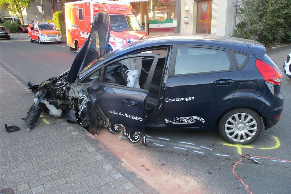 Zwei Verletzte und immenser Sachschaden nach Frontalcrash