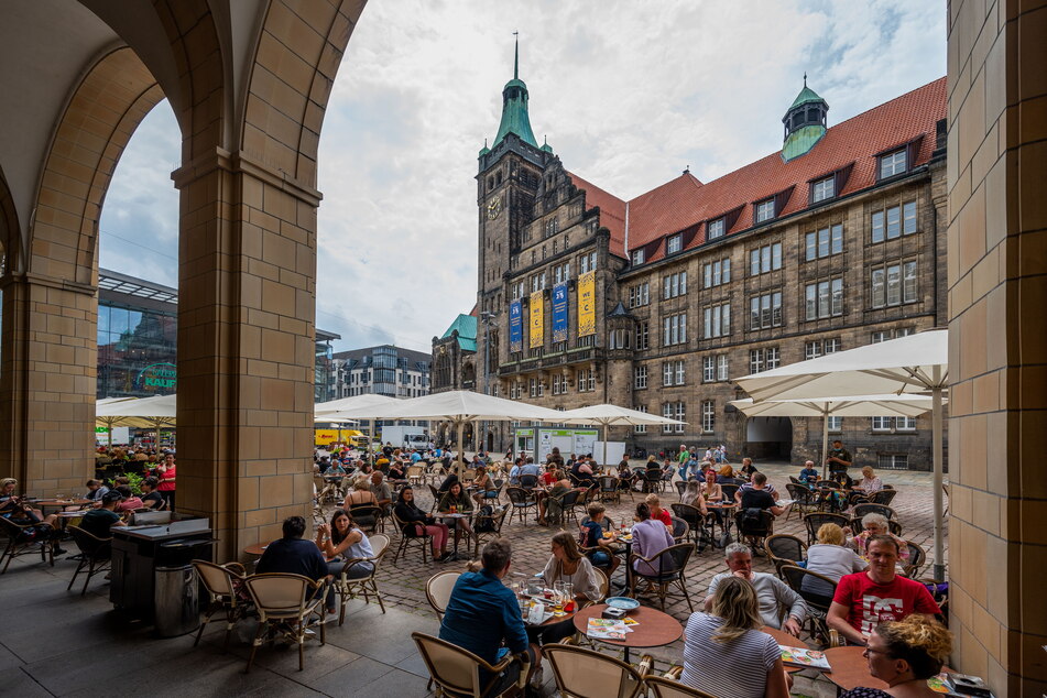Voller Neumarkt: Die Biergärten gegenüber des Rathauses waren bereits am Samstagnachmittag nahezu ausgebucht.