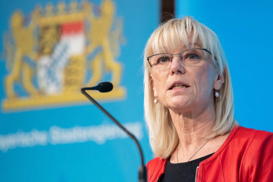 Bayerns Sozialministerin Carolina Trautner (60) baut darauf, dass die Eltern bei den Testnachweisen der Kita-Kinder nicht schummeln.