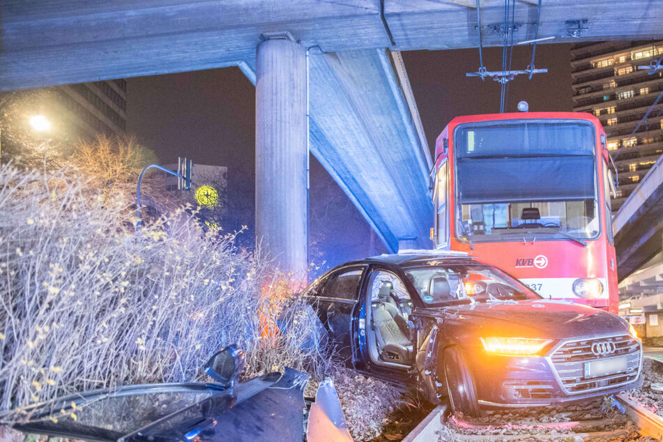 Unfall beim Abbiegen: Audi prallt mit Straßenbahn zusammen, Fahrer schwer verletzt