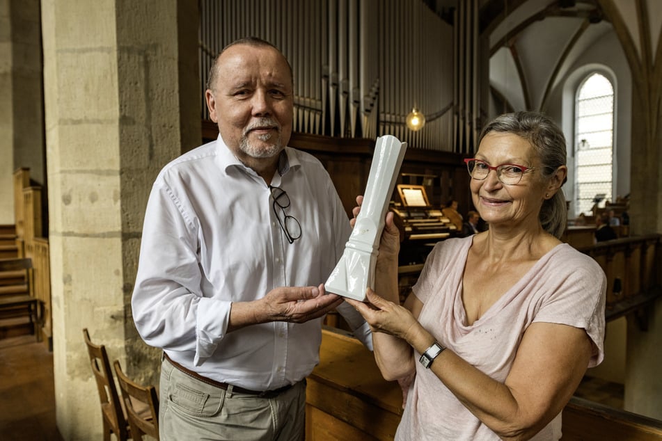 Jörg Danielczyk (71) und Ina Heß (62) vom Förderverein der Frauenkirche freuen sich über die Finanzspritze.