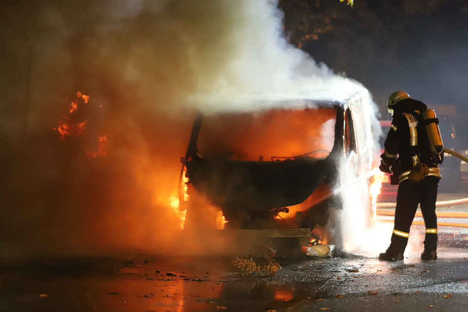 Berlin: Auto geht in Neukölln in Flammen auf! War es Brandstiftung?